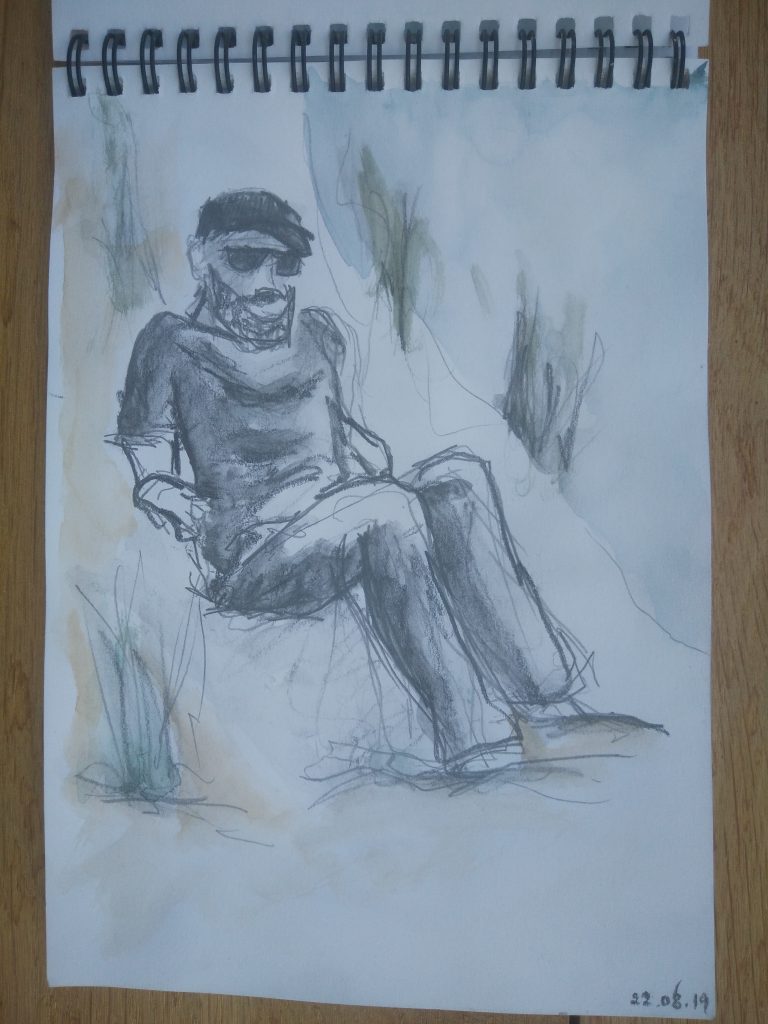 Croquis d'un homme assis sur une dune de sable (même si je ne suis pas très sûre que la dune de sable se devine)