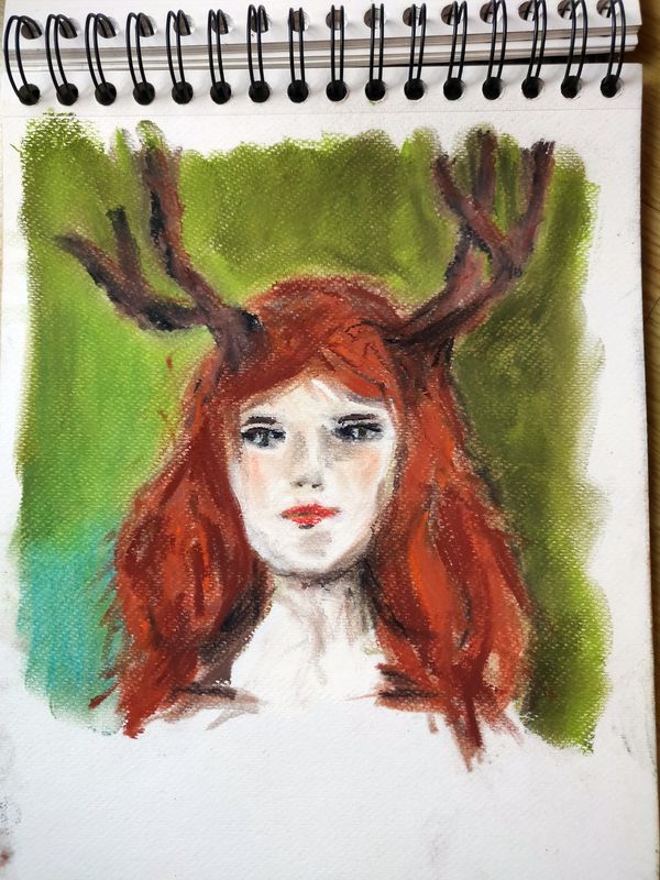 Dessin aux pastels de la tête d'une femme vec des bois (de cerf) et aux cheveux bruns-roux, très roux