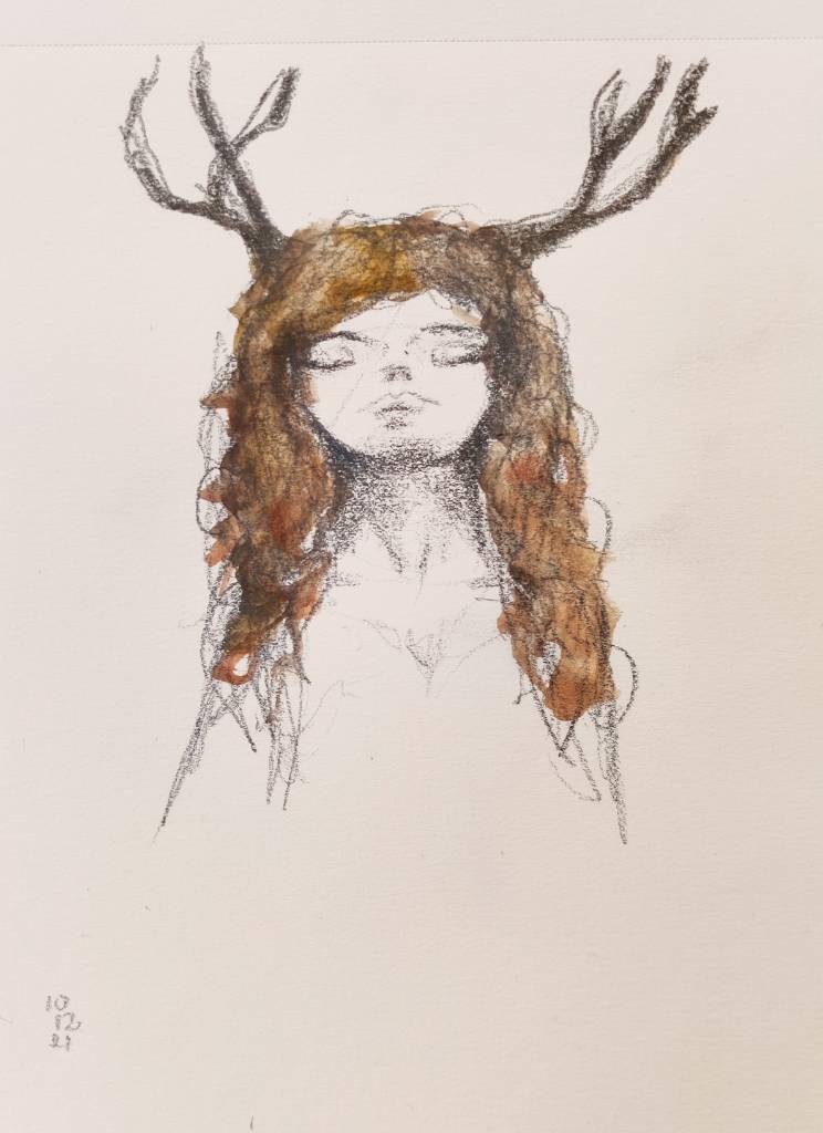 Dessin au crayon et à l'aquarelle du buste d'une femme levant légèrement la tête, paupières fermées, et avec des bois (de cerf)