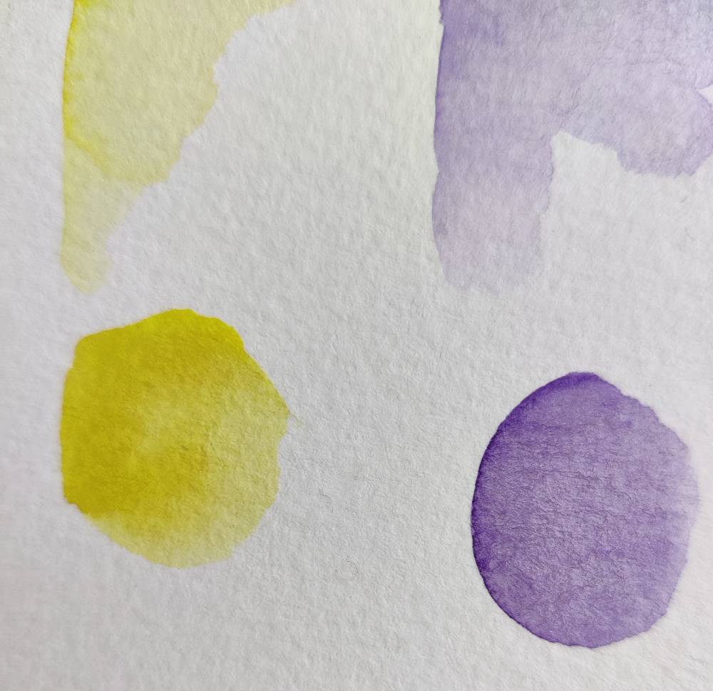 Un rond à l'aquarelle jaune et un violet