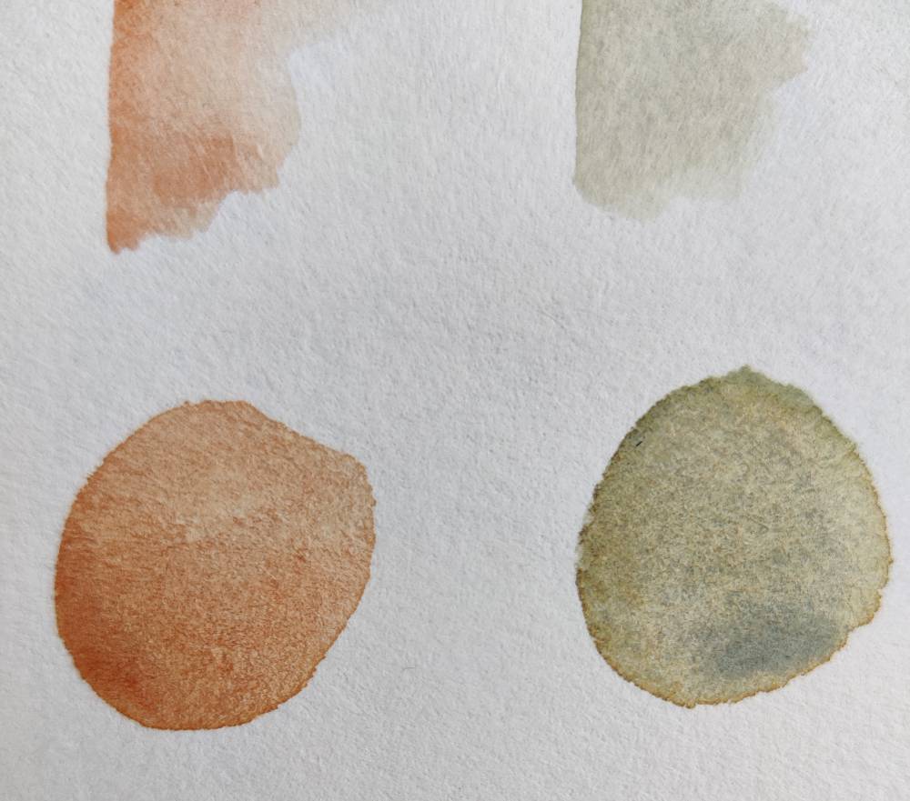 Un rond à l'aquarelle orange et un vert