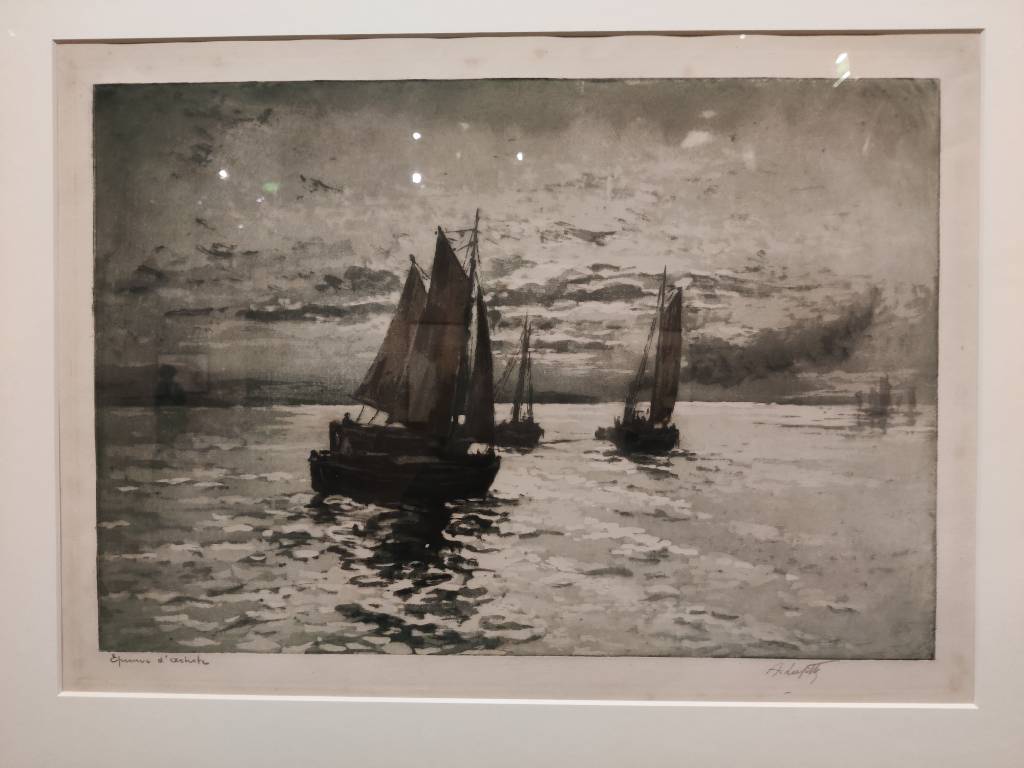 Dessin de bateaux sur la mer avec un ciel nuageux