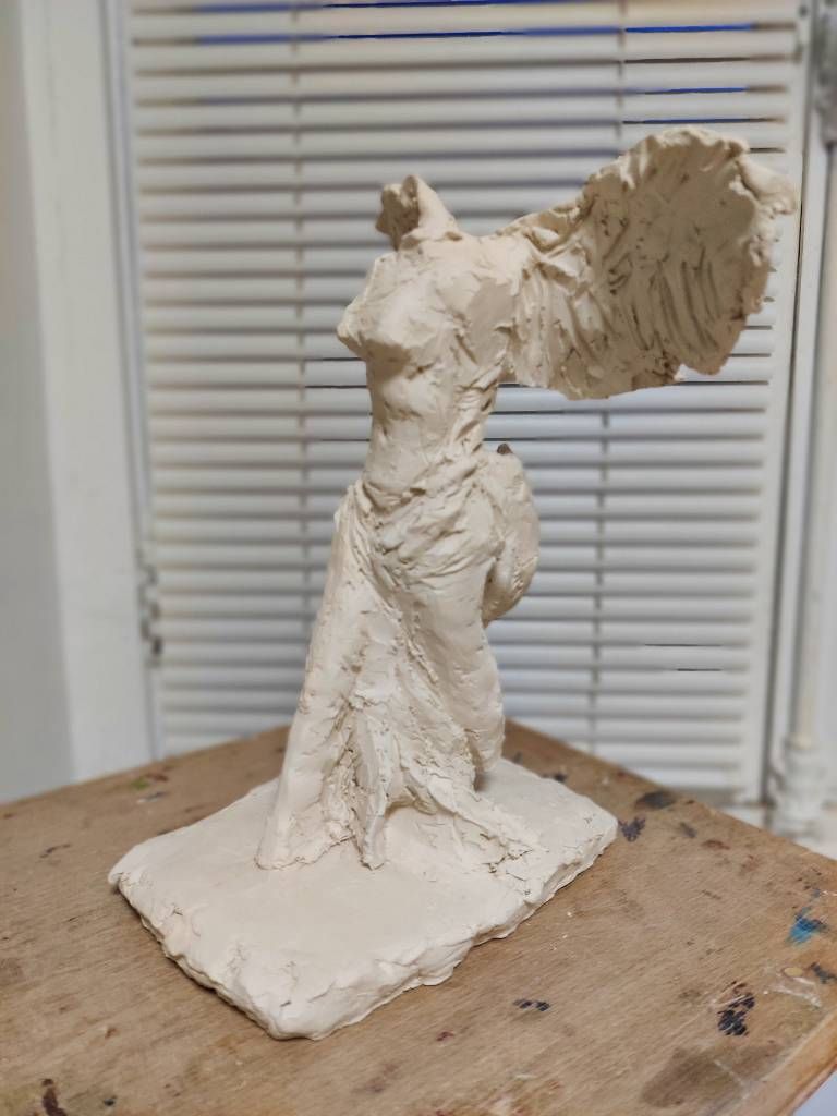 Reproduction (bon, comme j'ai pu :D ) de la Victoire de Samothrace vue de trois quarts