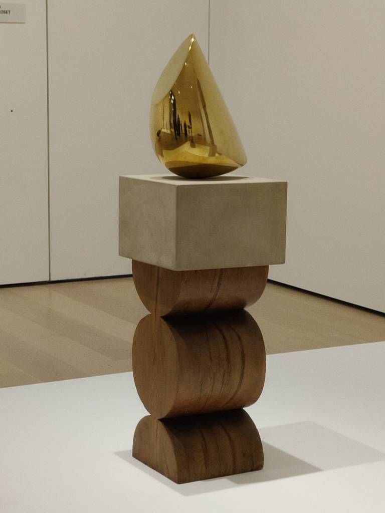 Sculpture qui semble abstraite mais, une fois qu'on connaît le titre de l’œuvre, on visualise très bien la forme très épurée d'un petit oiseau