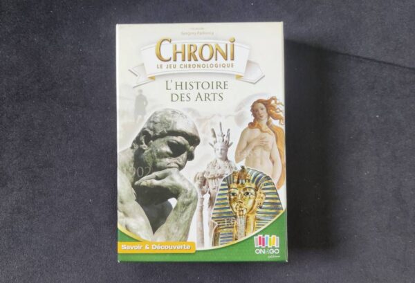 Chroni, le jeu chronologique, L'histoire des arts". Reproductions partielles du Penseur de Rodin, la Naissance de Vénus de Botticelli, un masque de pharaon et une sculpture que je ne reconnais pas. Dans le fond en désaturé Le Voyageur sur la mer de nuages de Friedrich et La Création d'Adam de Michel Ange