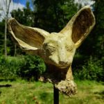 Sculpture d'une tête de chat à grandes oreilles (type chat égyptien. Il fait un peu penser au Chat du rabbin de Joan Sfar)