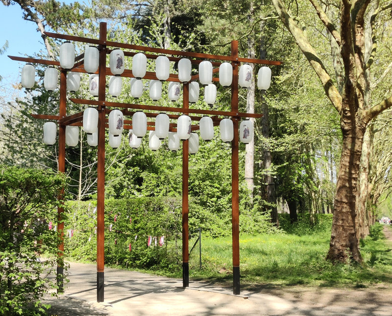 Un tori (?) avec des lanternes blanches accrochées dessus